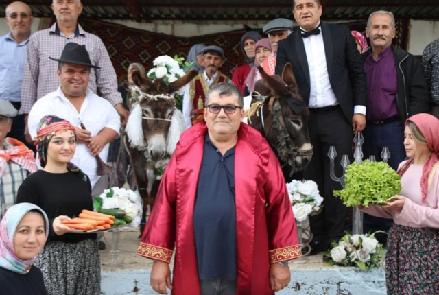 Antalyada eşşəklər evləndirildi: Toyda nikah məmuru da iştirak etdi - FOTO/VİDEO